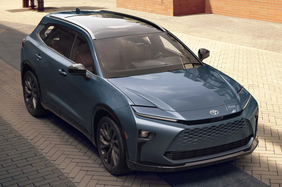 Toyota Crown Signia front quarter 